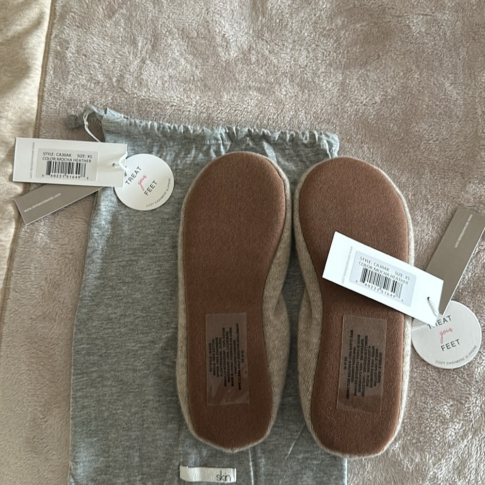 Skin Worldwide 100% Cashmere Slippers with Suede Sole - Picture 4 of 5